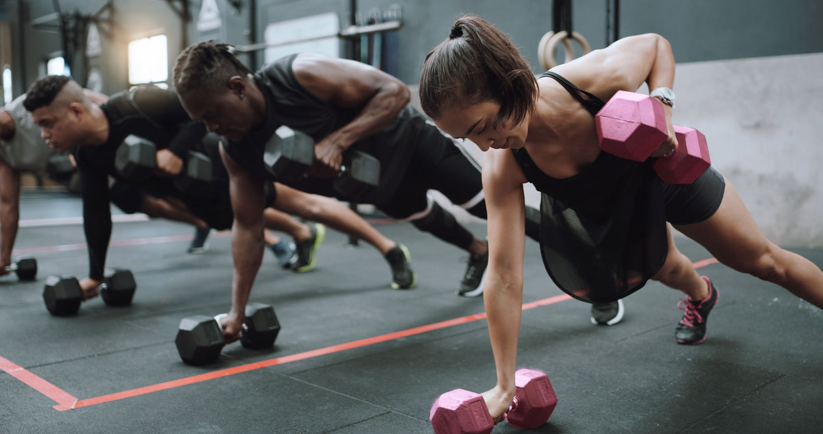 ModernHome hex dumbbellset 2 × 5 kg roze – trainingsvoorbeeld met steunoefeningen